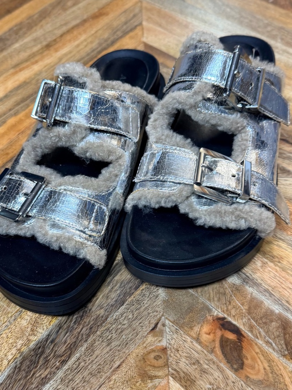AEROSOLES Metallic Silver Shearling Trim Slide Sandals Sz 6
